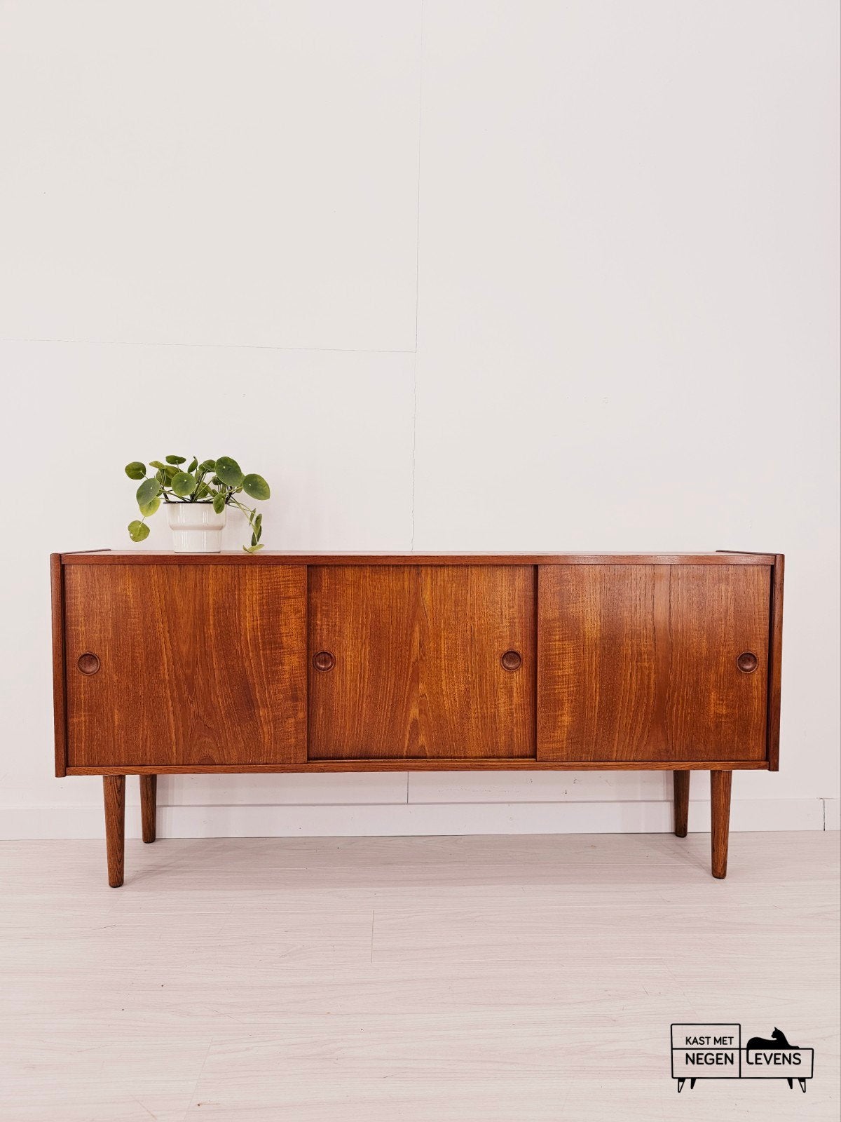 Foto 4 van Vintage dressoirs, retro platenkasten, 1960's Deens design