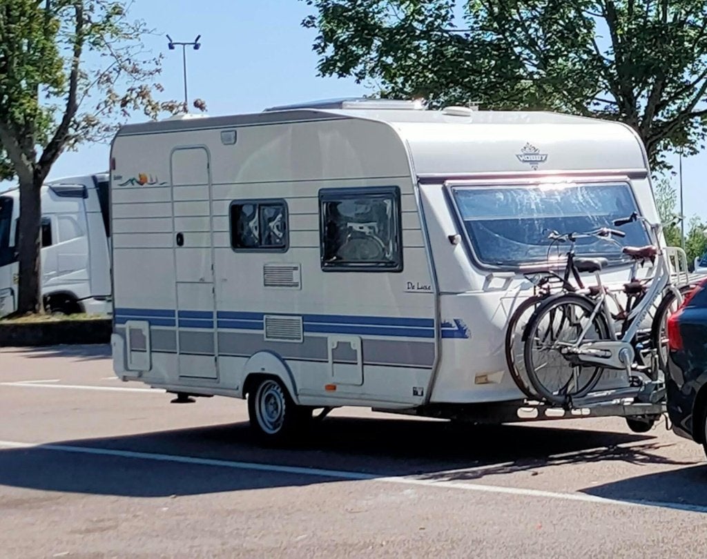 Hobby 400 SB De Luxe 1998 | Voortent | Fietsenrek | 4-pers., Caravans en Kamperen, Rondzit, Hobby, Dwarsbed, Koelkast