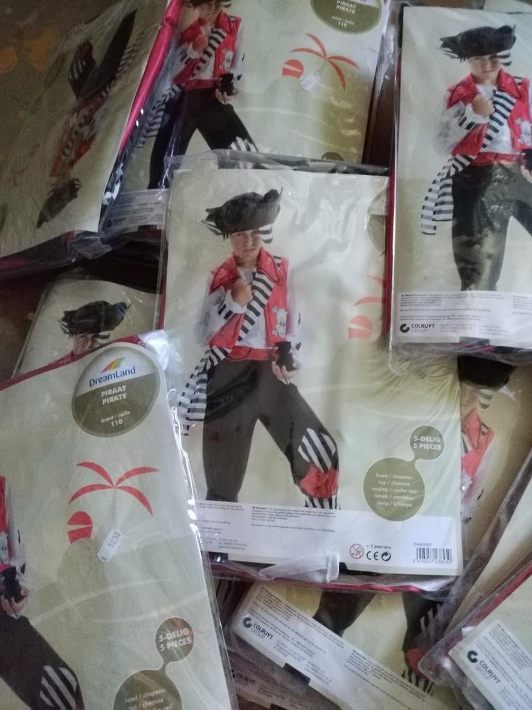 Partij piratenpakken, Ophalen