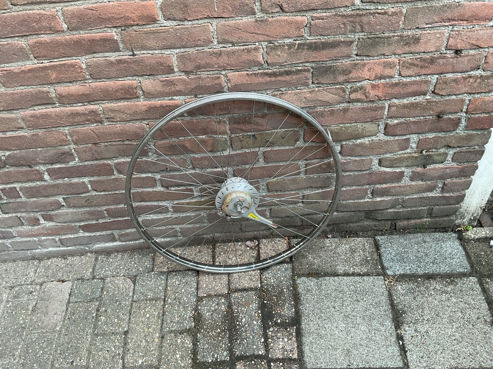 Wiel 28 x 1 5/8 met dynamo, Fietsen en Brommers, Ophalen, Gebruikt, Stadsfiets, Wiel