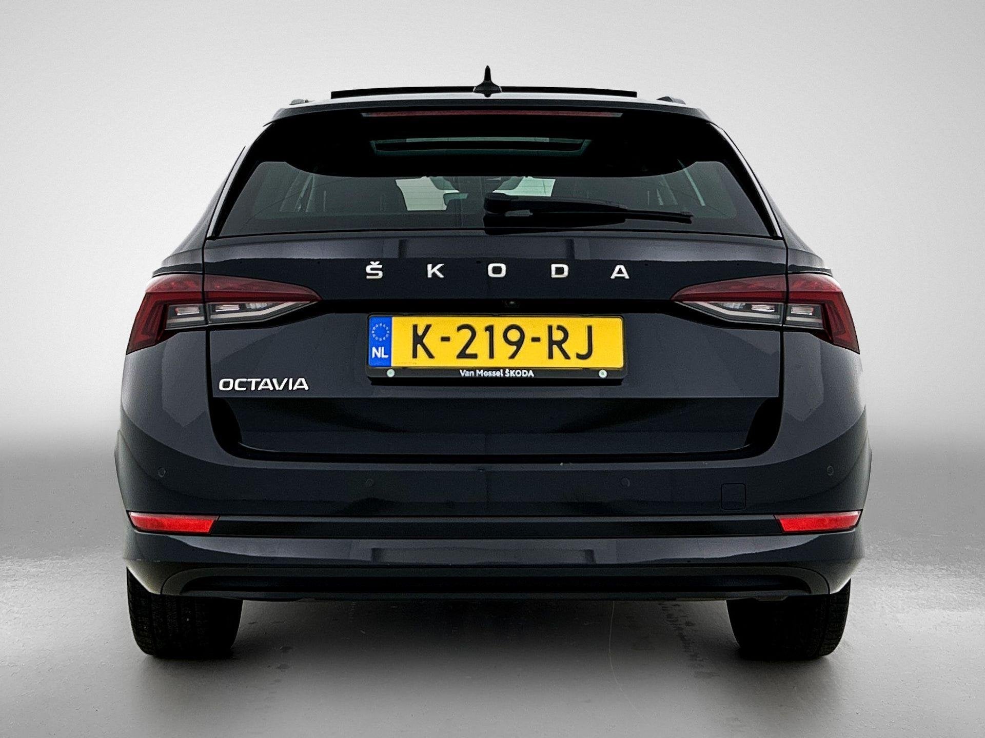 Skoda Octavia Combi 1.0 TSI Business Edition Plus | PANORAMA, Auto's, 12 maanden, Stof, Gebruikt, Zwart