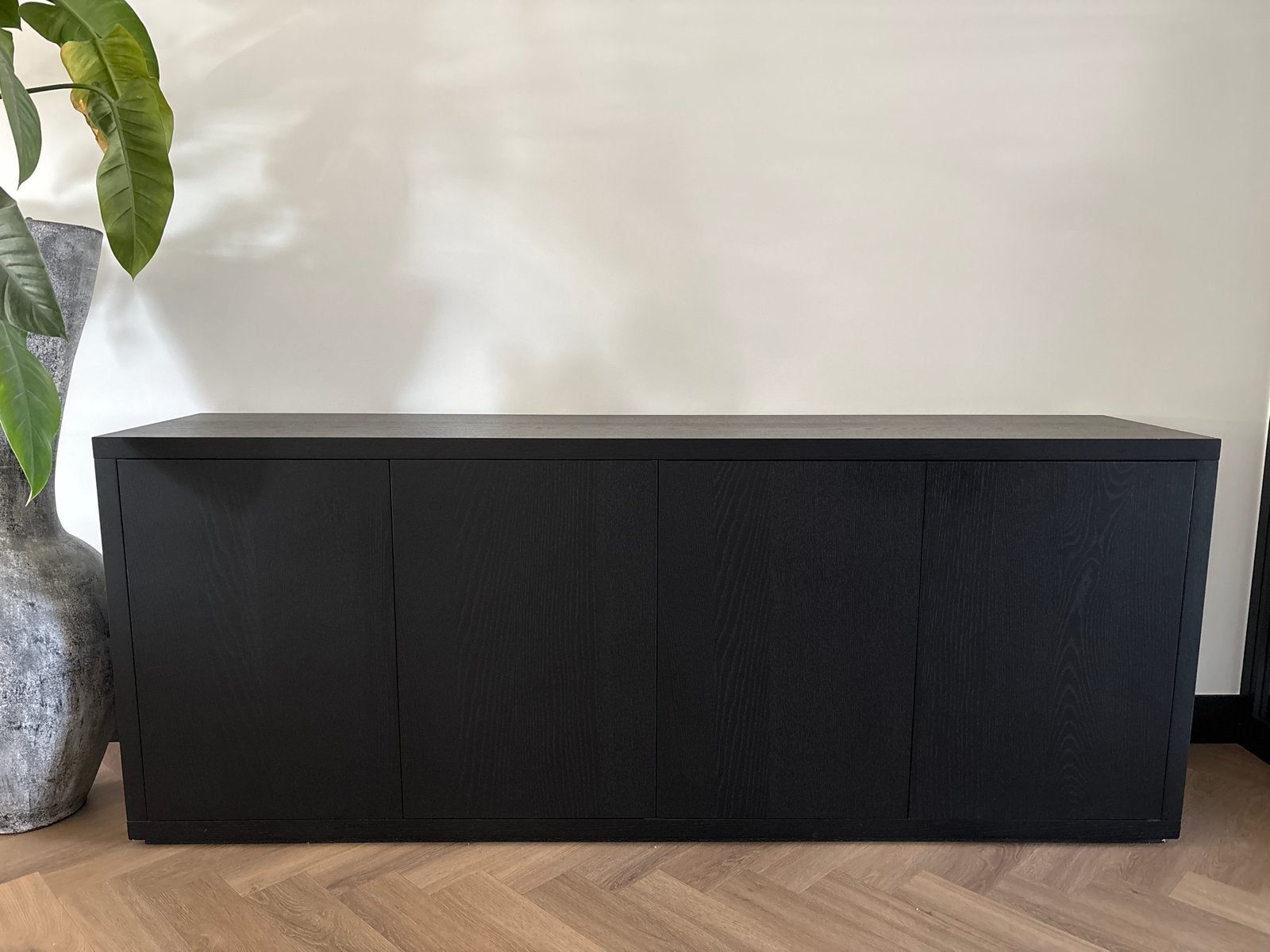 Goossens dressoir Barcelona zwart (4 deuren), Ophalen, Strak, Eikenhout, Zo goed als nieuw