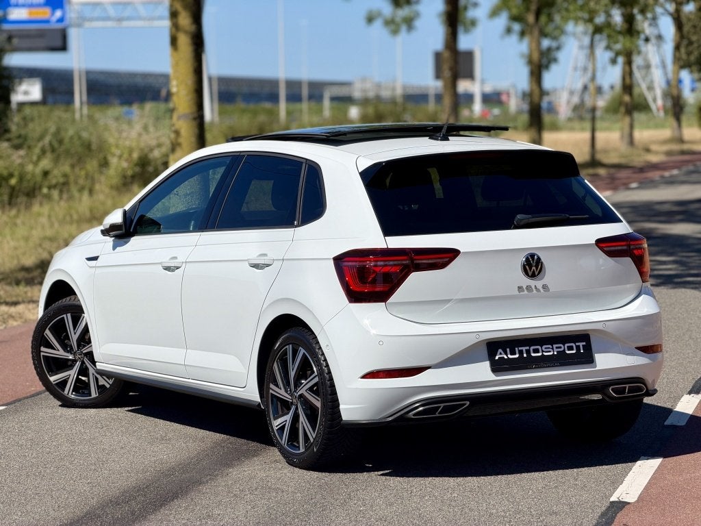 Volkswagen Polo 1.0 TSI R-Line 115Pk Pano ACC IQ Light Navi, Auto's, Automaat, Dealer onderhouden, Gebruikt, Zwart