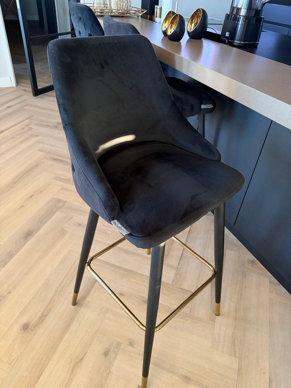 Luxe Richmond barkrukken - Zwart fluweel met gouden details, Huis en Inrichting, Ophalen, Met voetsteun, 60 tot 90 cm, Zo goed als nieuw