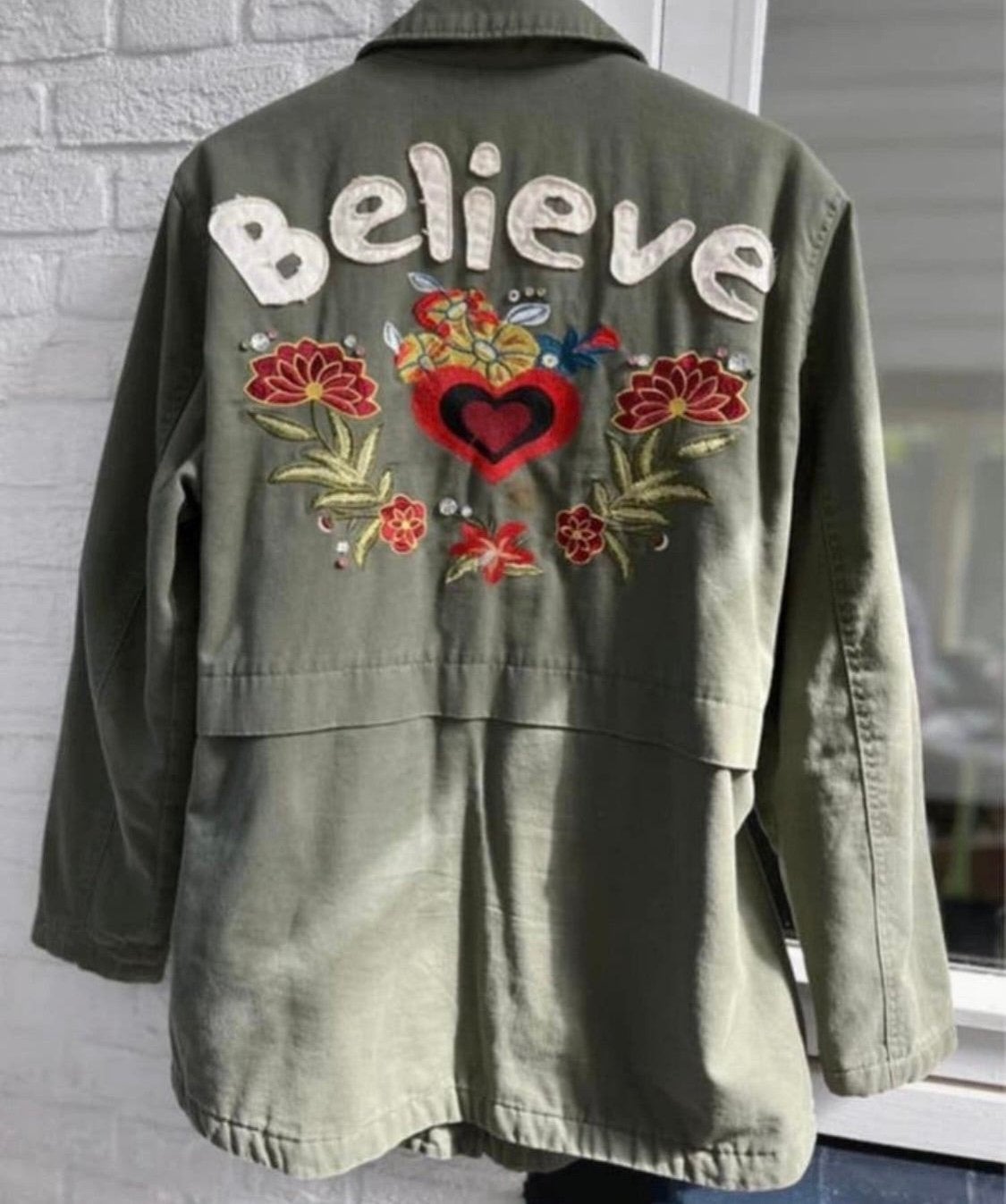 Stoere legergroene jas met 'Believe' borduursel, Kleding | Dames, Ophalen of Verzenden, Gedragen, Maat 38/40 (M), Groen