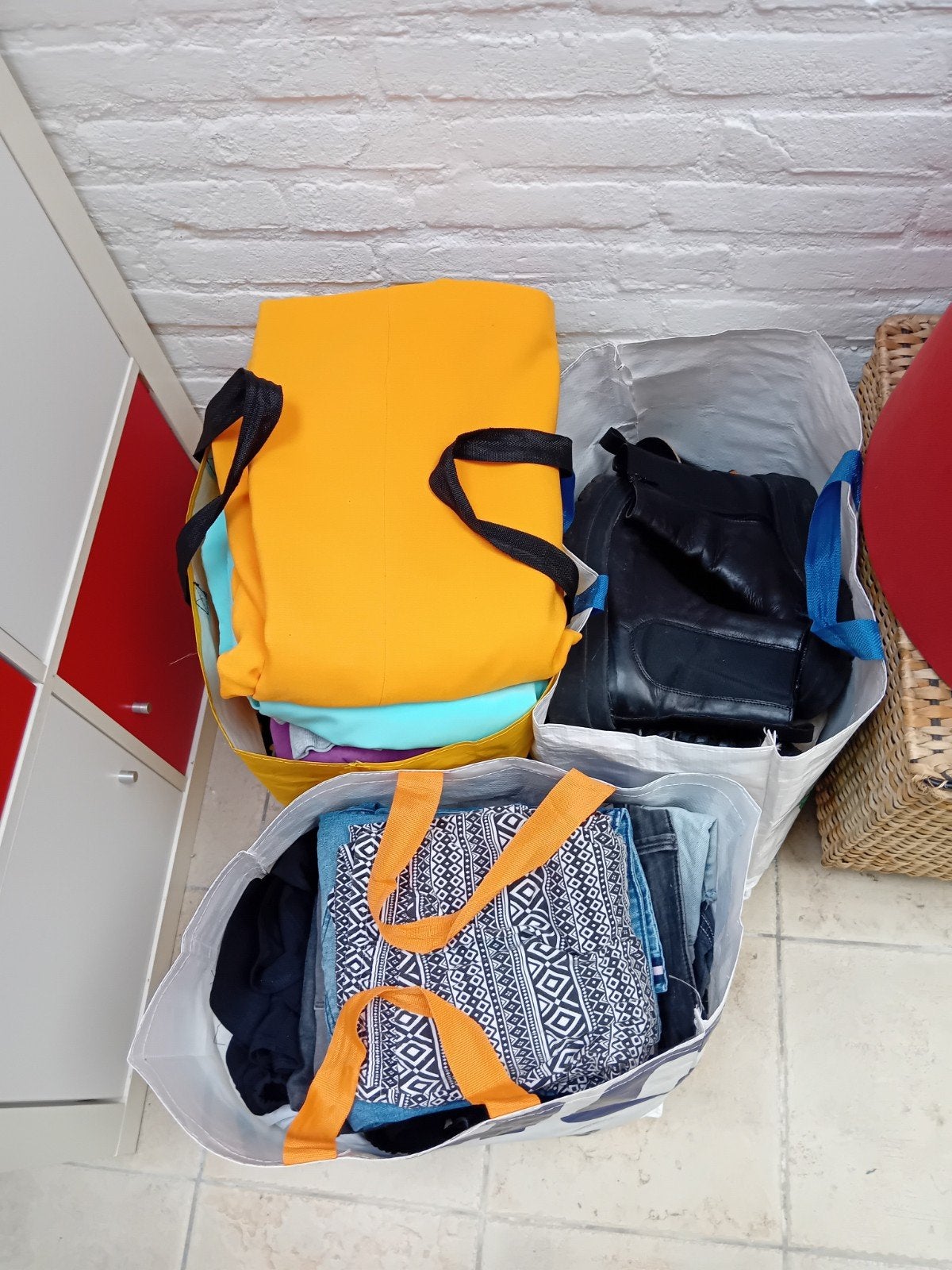 kleeding 2 tassen en schoenen volle tas, Ophalen, Maat 38/40 (M)