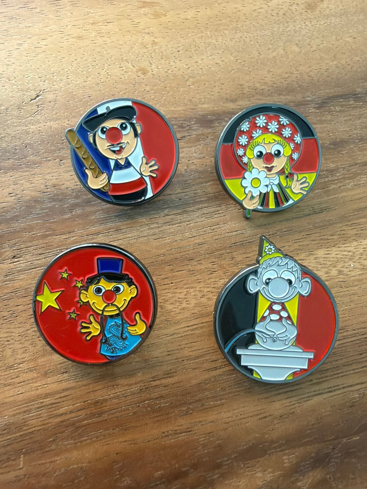 Efteling pin carnaval festival wereld., Verzamelen, Ophalen of Verzenden, Zo goed als nieuw, Button of Speldje