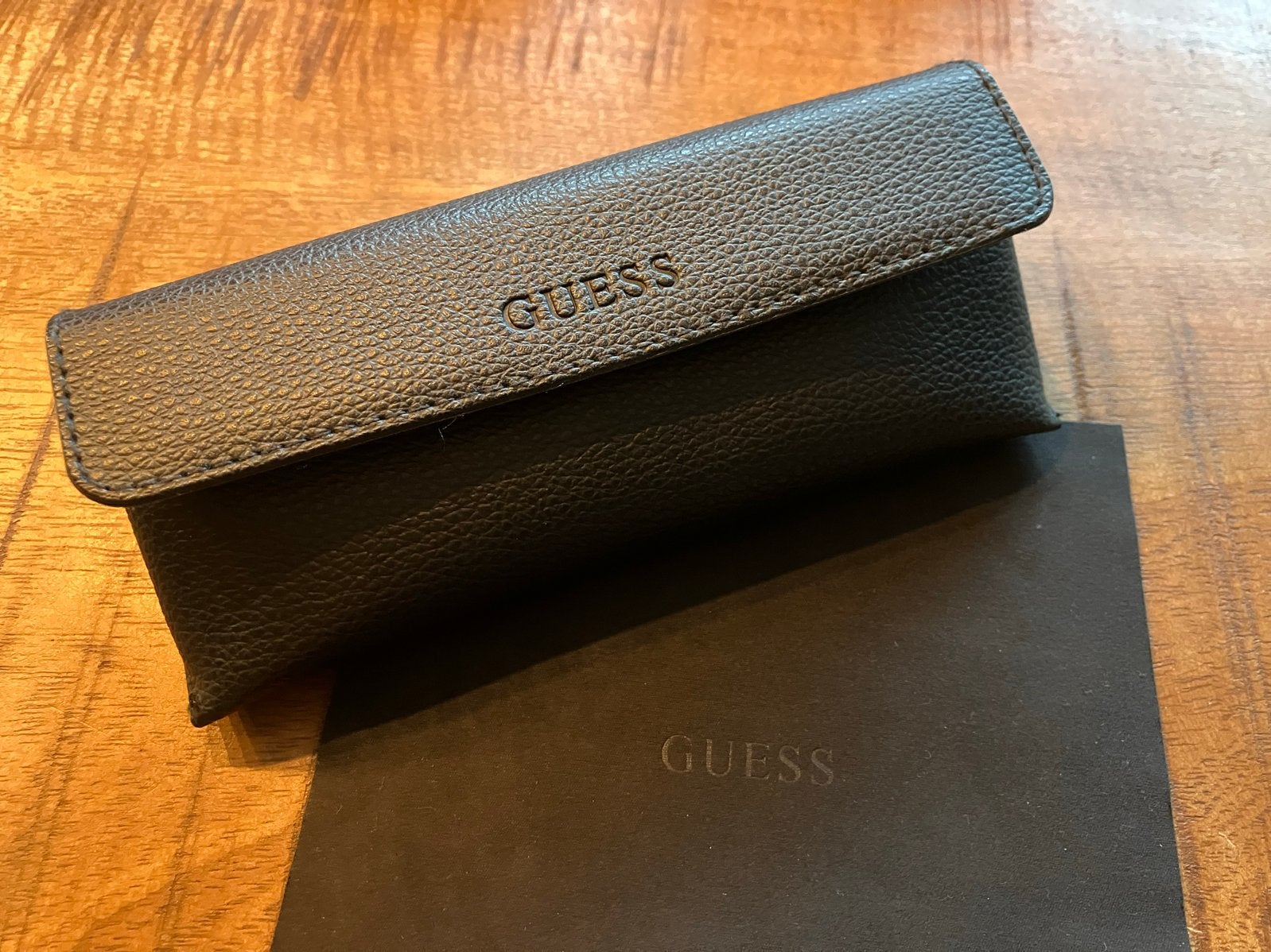 Nieuwe Guess Zonnebrillendoos met Doekje - Zwart, Overige merken, Zonnebril, Zwart, Nieuw