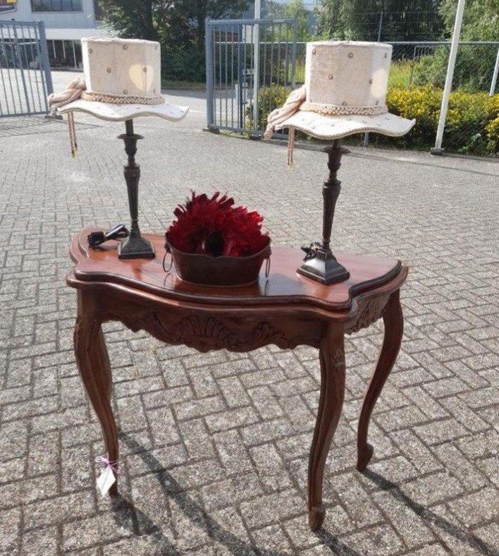 Zeer mooie noten side tafel, Ophalen