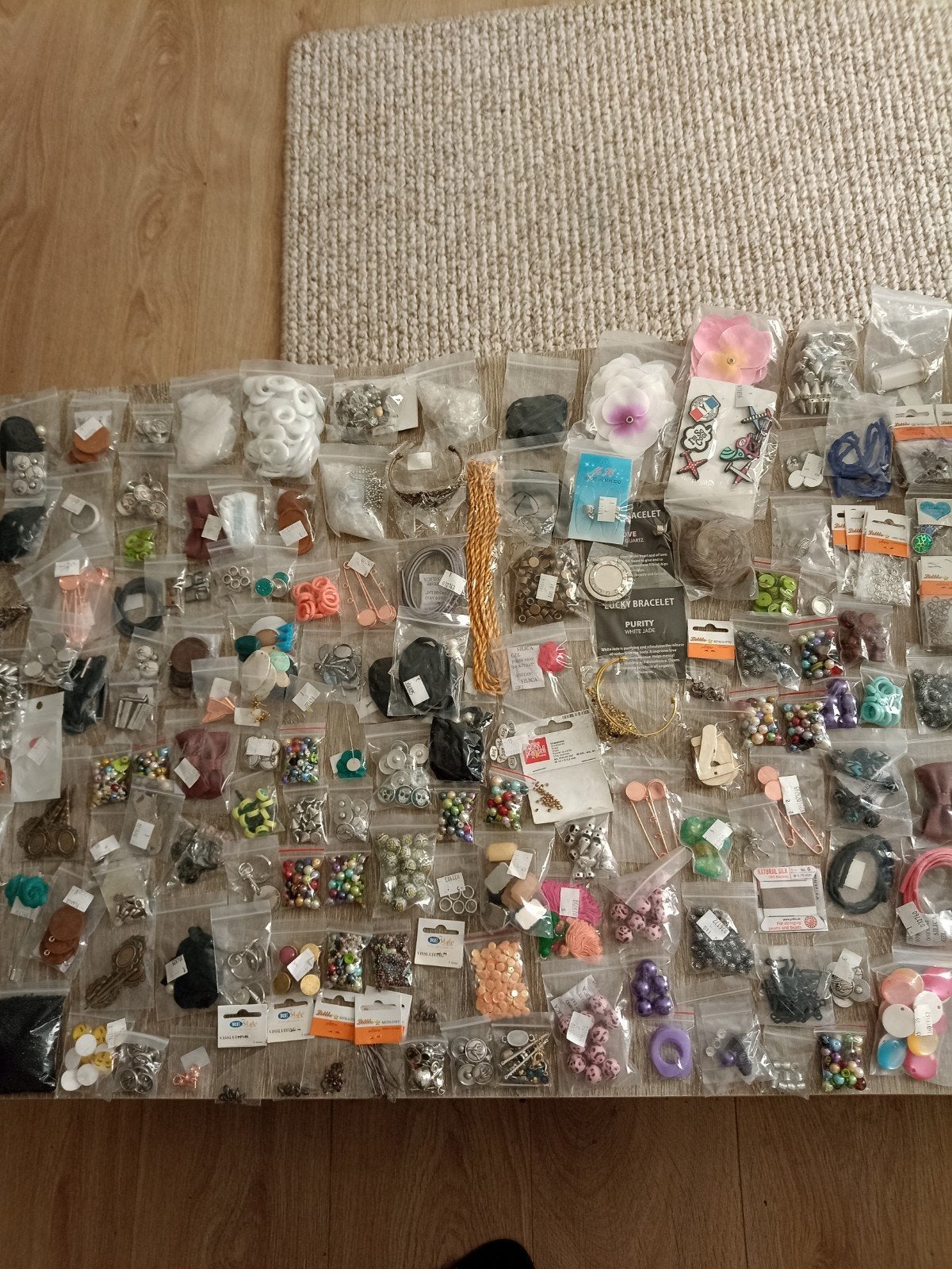 225 zakjes kralen en sieraden onderdelen, Ophalen of Verzenden