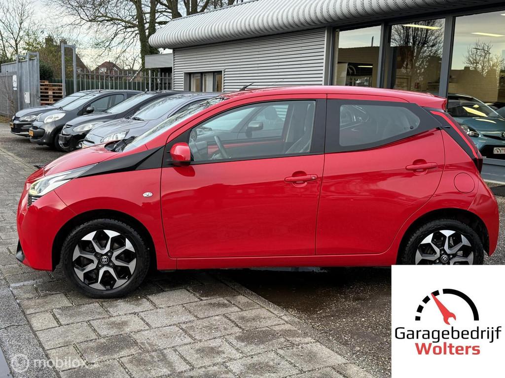 Toyota Aygo 1.0 VVT-i x-play CAMERA CARPLAY LED NW APK, Auto's, Toyota, Voorwielaandrijving, Stof, Gebruikt, Zwart