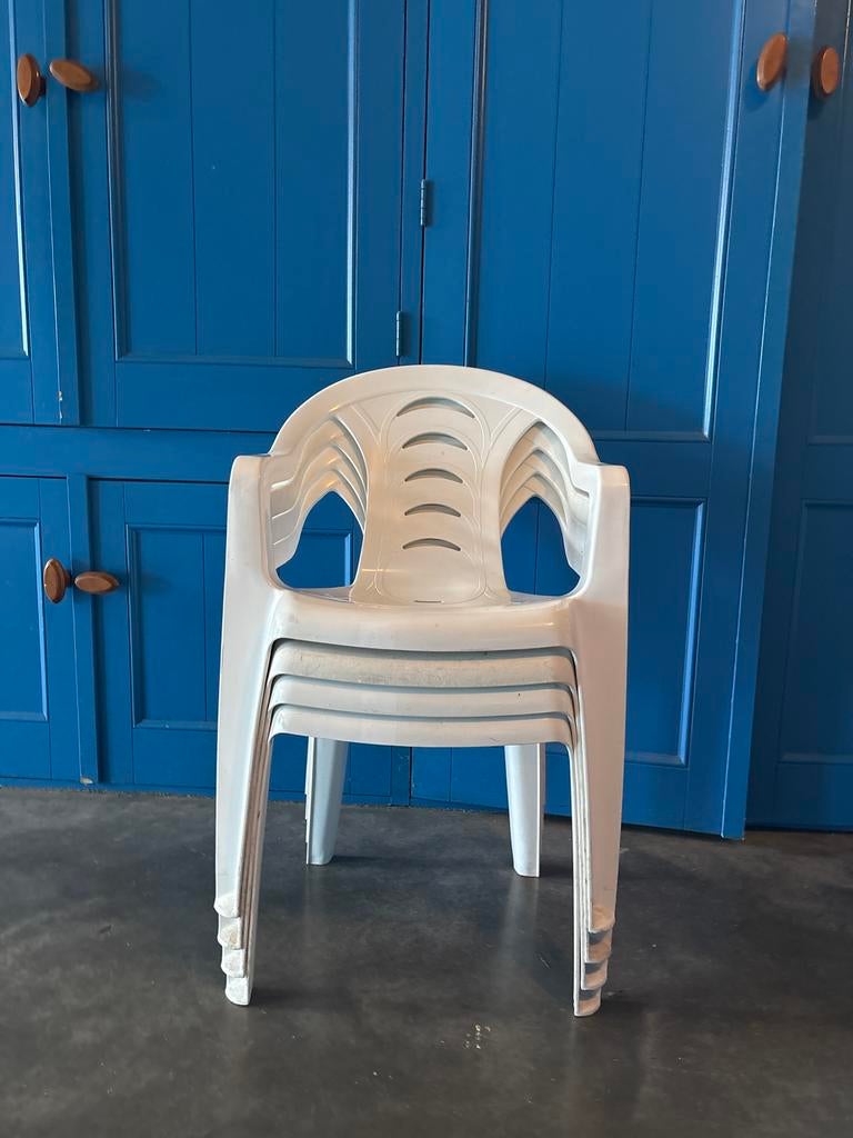 4 stapelbare witte plastic tuinstoelen, Tuin en Terras, Tuinstoelen, Gebruikt, Plastic, Stapelbaar, Ophalen