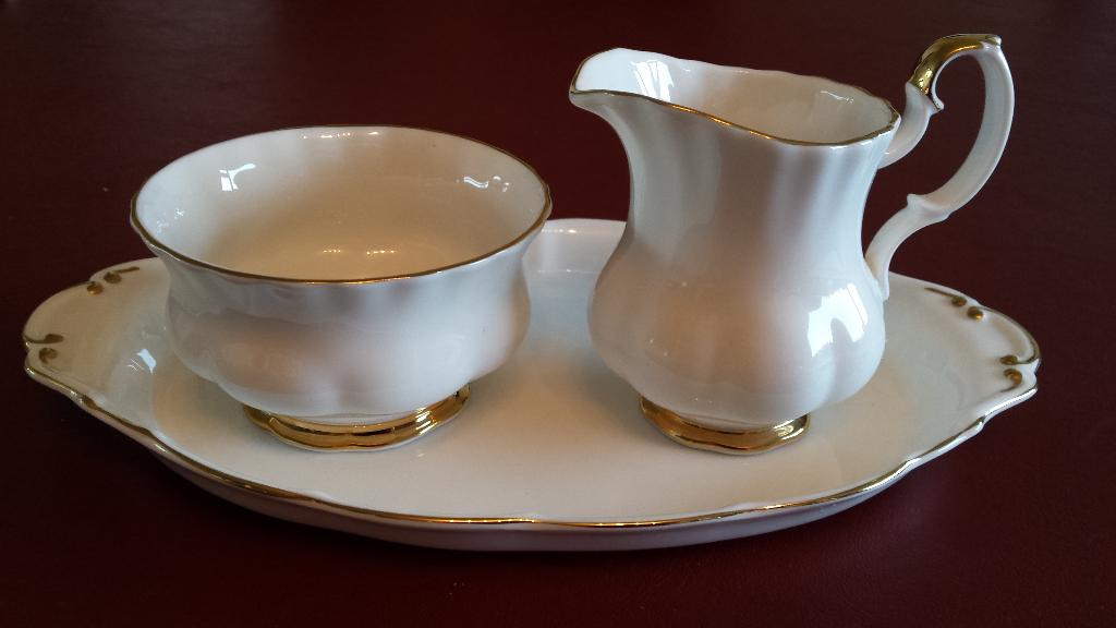 Royal Albert Val d'Or - roomstel op onderschotel, Ophalen of Verzenden