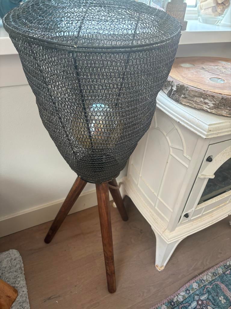 Unieke staande lamp met metalen kap en houten poten, Huis en Inrichting, Woonaccessoires | Zuilen en Pilaren, Ophalen, Zo goed als nieuw