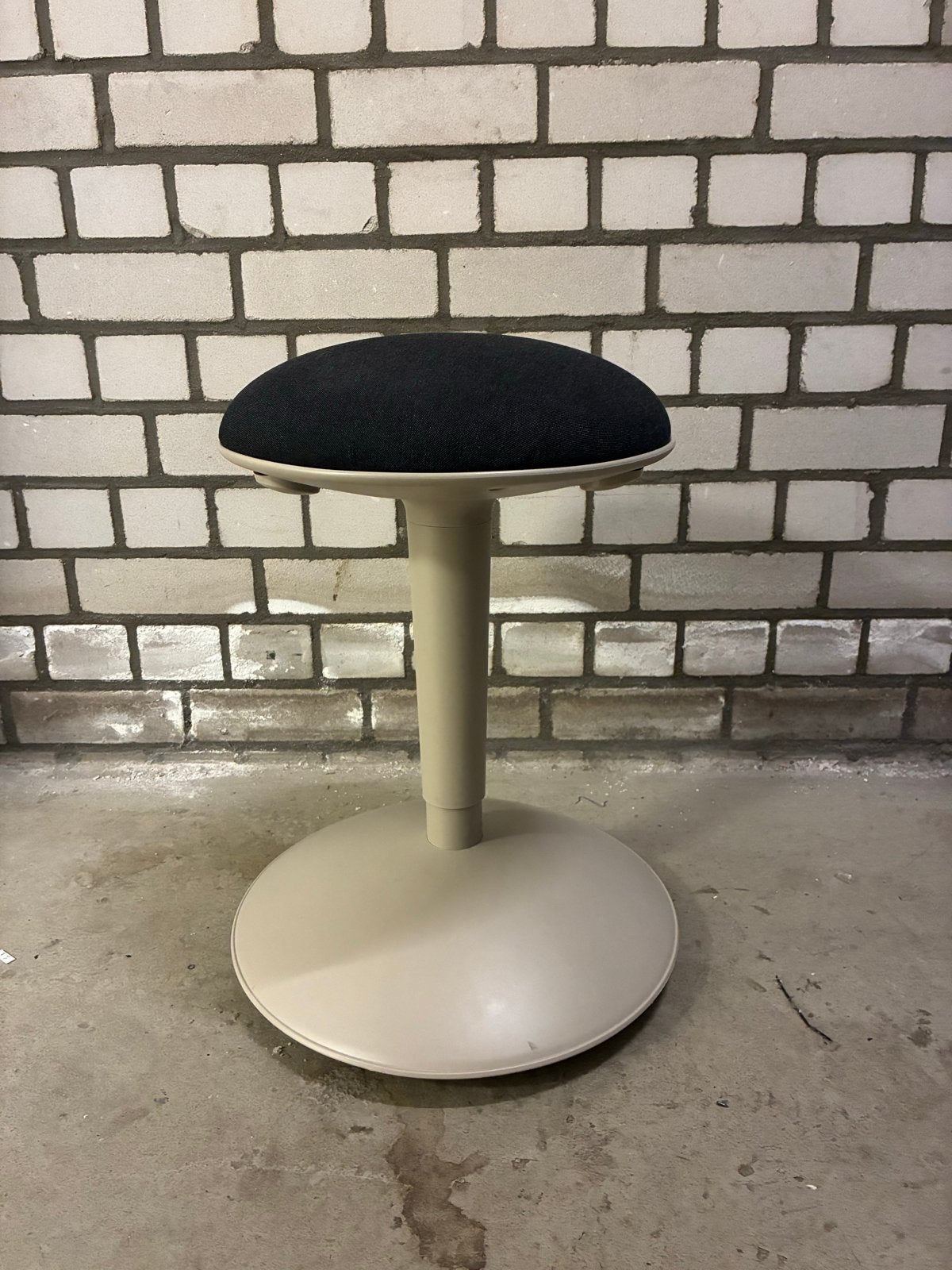 IKEA Nilserik verstelbare sta-op kruk, beige/donkergrijs, Ophalen, Overige kleuren, Zo goed als nieuw, Eén
