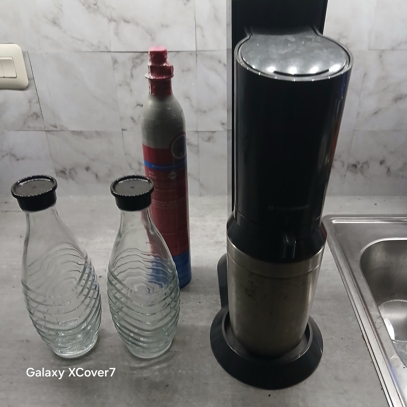 Sodastream met CO2-fles en 2 glazen karaffen, Huis en Inrichting, Ophalen, Zo goed als nieuw, Zwart, Glas