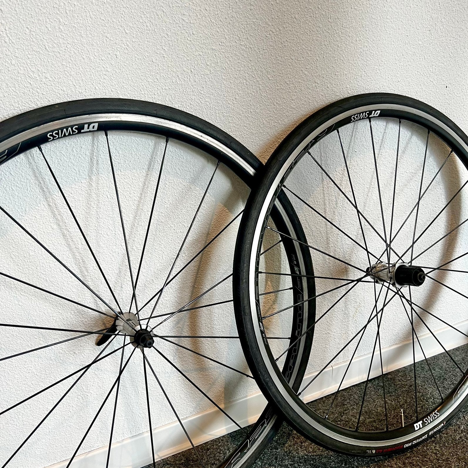 DT Swiss R23 Spline Wielset (11-speed) + Vittoria Banden, Fietsen en Brommers, Ophalen, Gebruikt