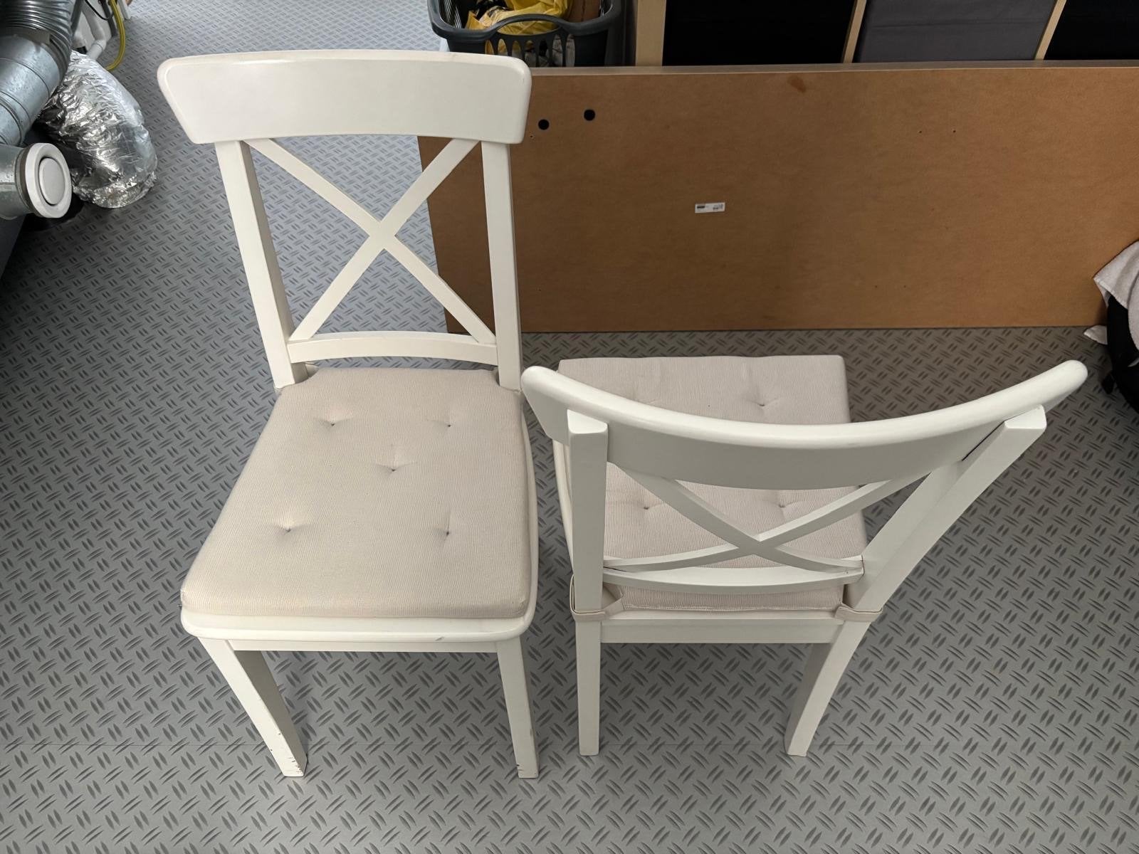 Twee witte eetkamerstoelen met kussens, Ophalen, Gebruikt, Twee, Wit