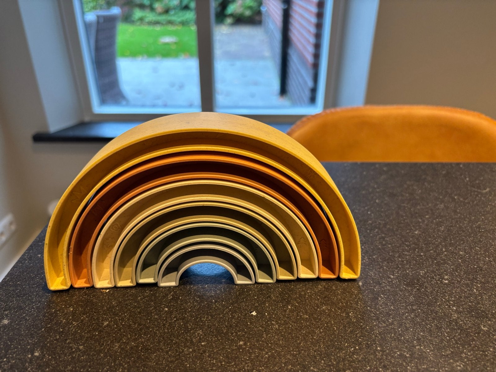 Regenboog stapeltoren in aardetinten, Ophalen of Verzenden, Zo goed als nieuw, Overige typen