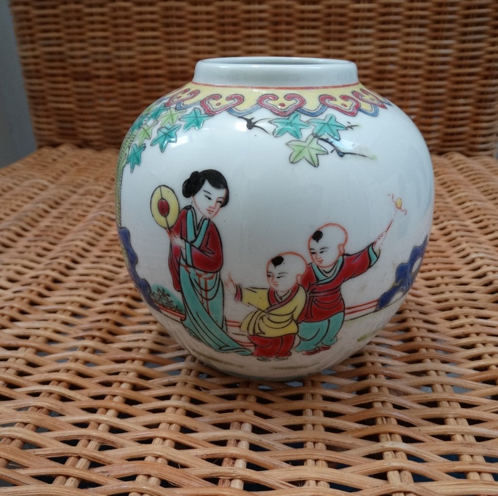 Chinese gemberpot vrouw en 2 kinderen bij boom, Steen/keramiek, Verzenden, China, Geschilderd