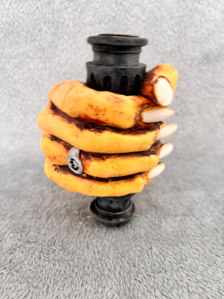 Unieke Halloween Kandelaar Hand met Klauw, Huis en Inrichting, Woonaccessoires | Kandelaars en Kaarsen, Overige materialen, Gebruikt