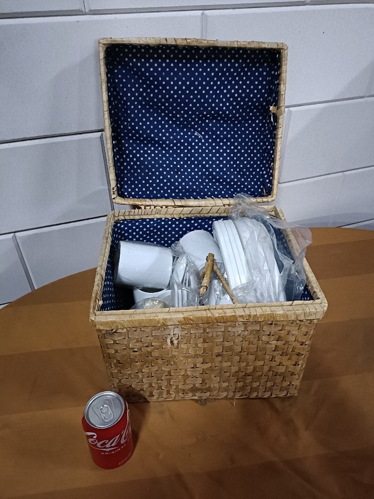 Rieten picknick mand met inhoud, Hobby en Vrije tijd, Picknickmanden, Ophalen of Verzenden, Zo goed als nieuw