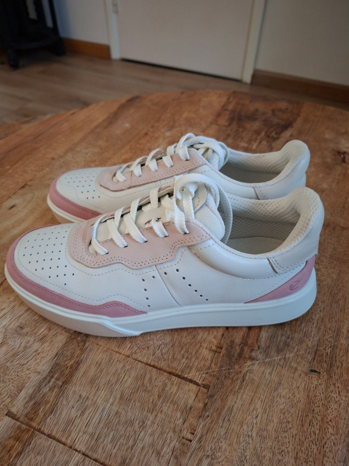 Nieuwe Ecco dames sneakers maat 38 - Wit/Roze, Kleding | Dames, Ecco, Wit, Nieuw, Ophalen of Verzenden