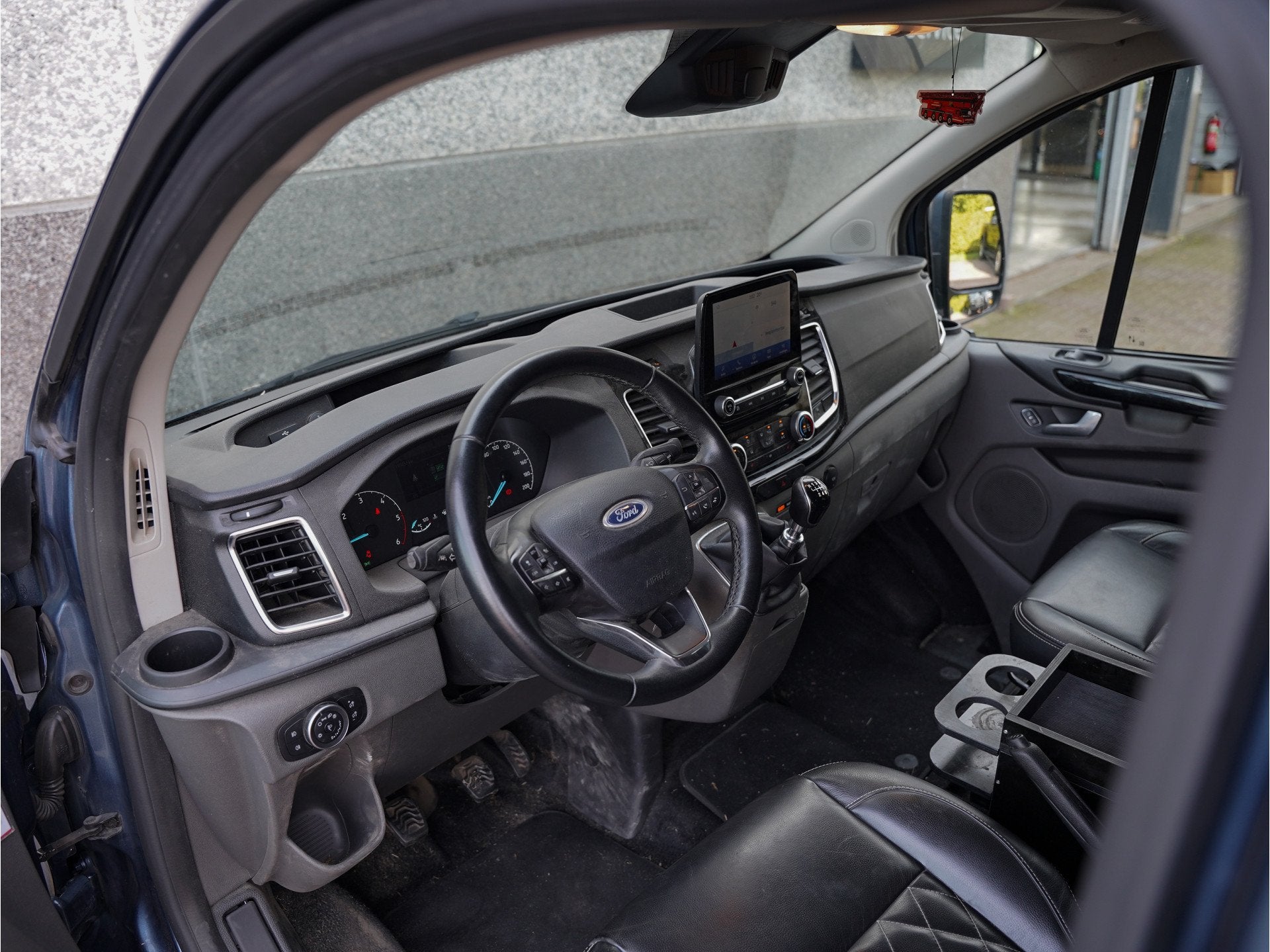 Foto 3 van Ford Transit Custom 320 2.0 TDCI 170pk L2H1 Limited DC | Dub