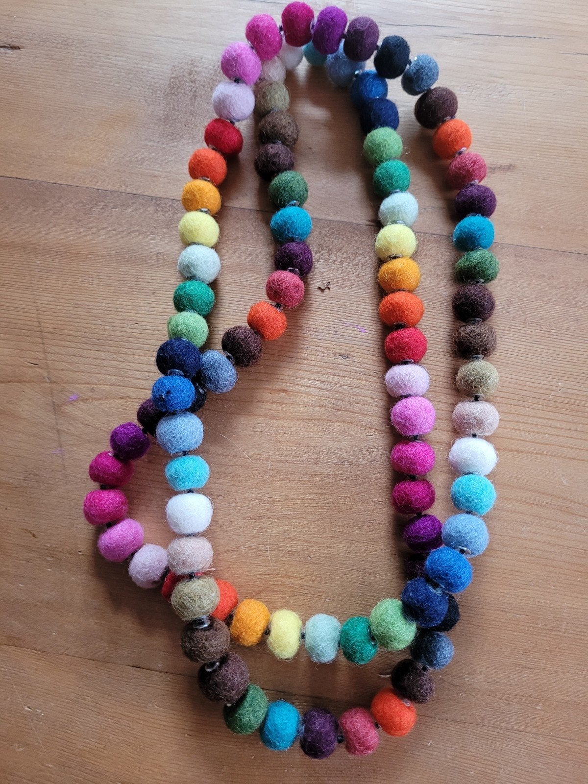 Ketting viltbol kleurrijk, Ophalen of Verzenden, Nieuw, Overige materialen