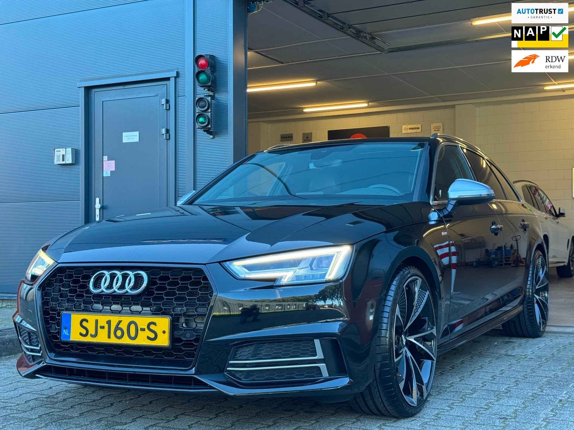 Audi A4 Avant S-LINE / NAP ! / PANO / CRUISE / CLIMATE / FLI, Auto's, Gebruikt, 4 cilinders, Zwart, Origineel Nederlands