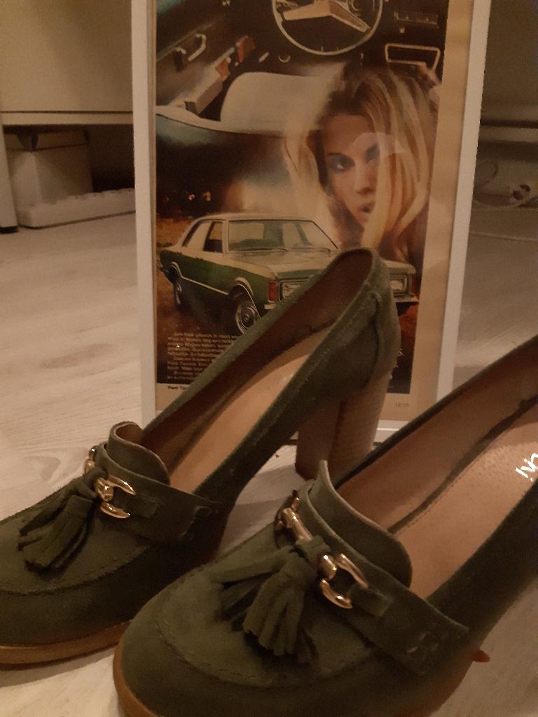 college pumps hoge hakken mt 42, Kleding | Dames, Schoenen, Ophalen of Verzenden, Zo goed als nieuw, Lina locchi, Schoenen met hoge hakken