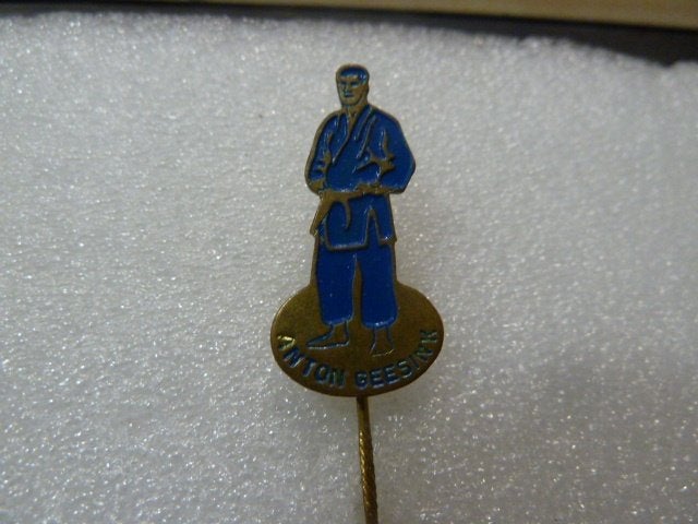 Vintage Anton Geesink Judo Speldje Pin, Verzamelen, Ophalen of Verzenden, Gebruikt, Sport, Speldje of Pin