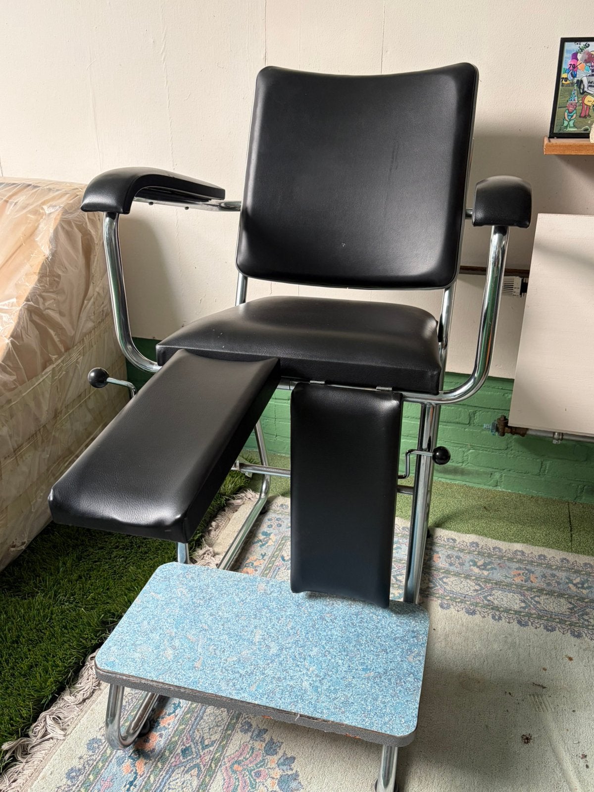 Pedicure stoel met zwarte zitting en voetensteunen, Ophalen, Zwart, Eén