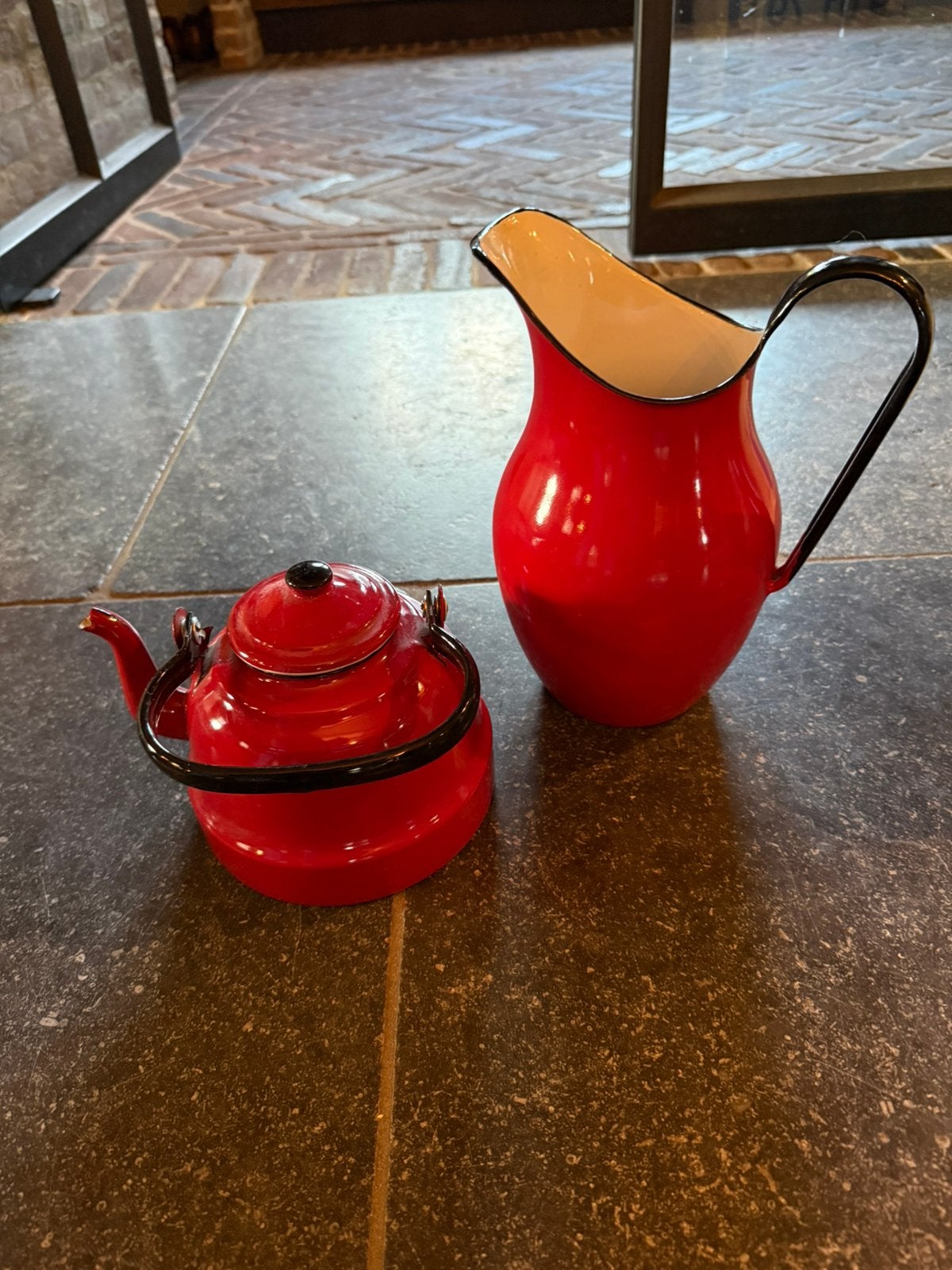 Leuk setje emaille kan en fluitketel decoratie, Ophalen, Zo goed als nieuw, Rood