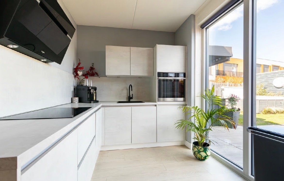 Moderne Keuken GL-Tautz-892 met oa Whirlpool stoomoven, Ophalen, Hoekkeuken, Zo goed als nieuw, Grijs