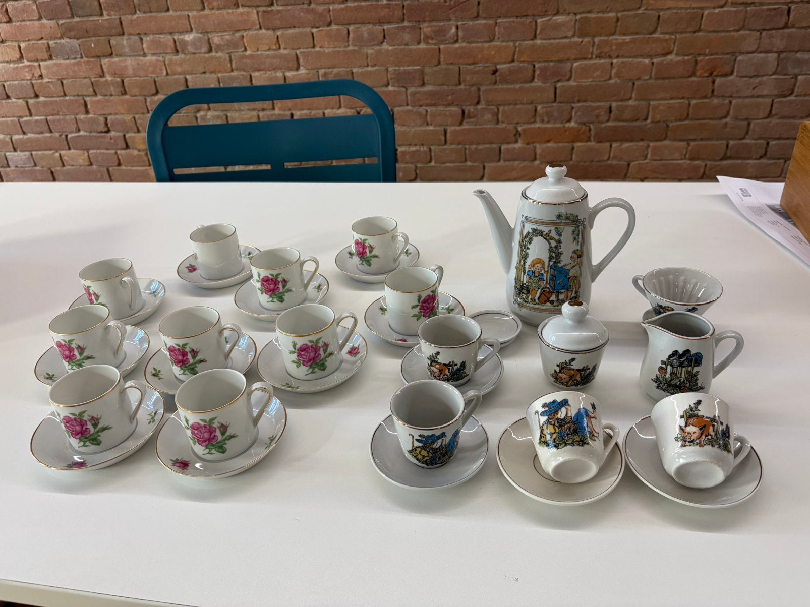 2 soorten vinahe theeservies met diverse patronen, Ophalen