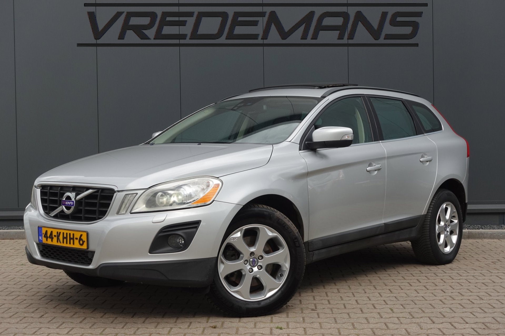 Volvo XC60 2.4 D5 AWD Summum LEDER/MEMORY/PANO, Auto's, Volvo, Automaat, 1716 kg, Gebruikt, Zwart