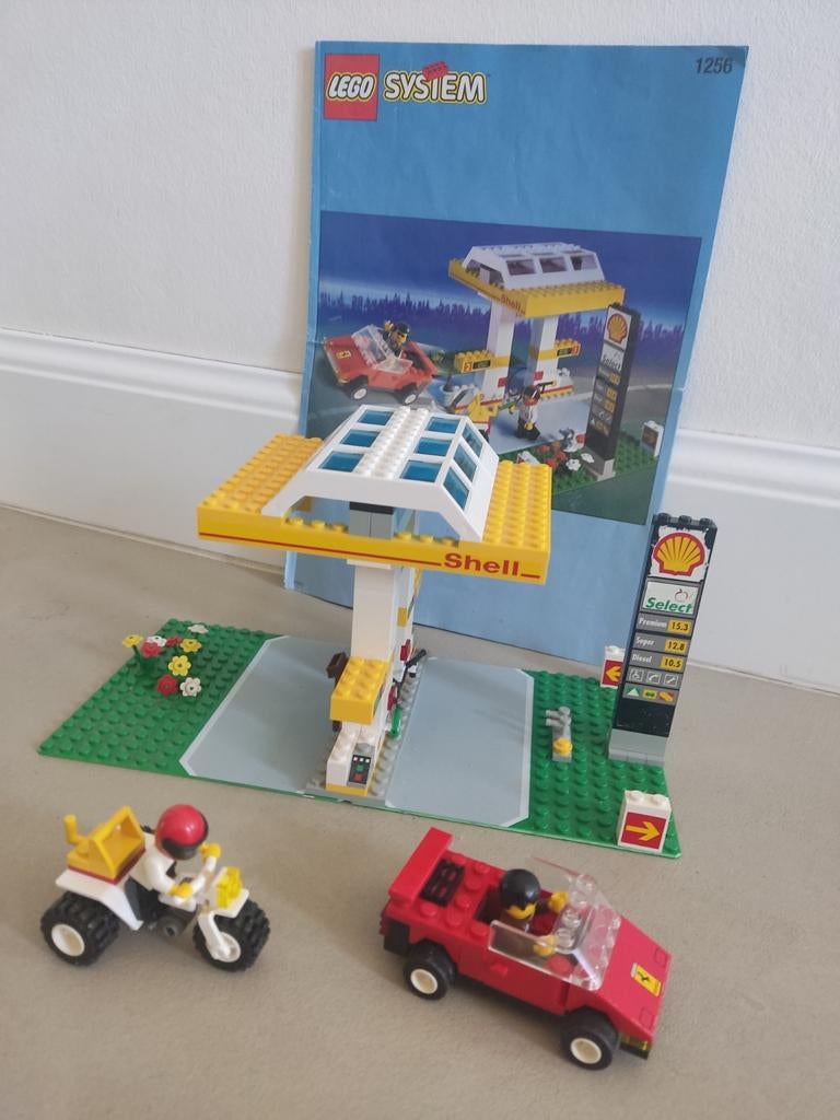 Lego 1256 Shell tankstation met auto's en boekje, Ophalen of Verzenden, Gebruikt