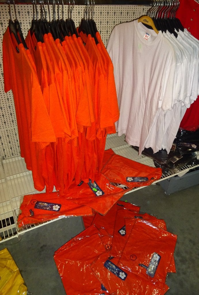 Nieuw VOOR DE VOETBAL. Partij van 65 dikke kwaliteit ORANJE, Nieuw, Ophalen of Verzenden, Winter outdoor., Overige maten