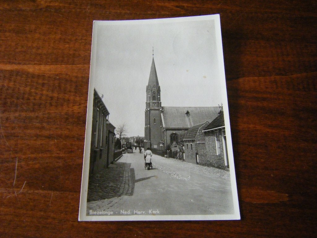 K42 - Biezelinge - Kerk - Straat - 1956 - Mooi/Oud, Verzamelen, Ophalen of Verzenden, 1940 tot 1960, Zeeland