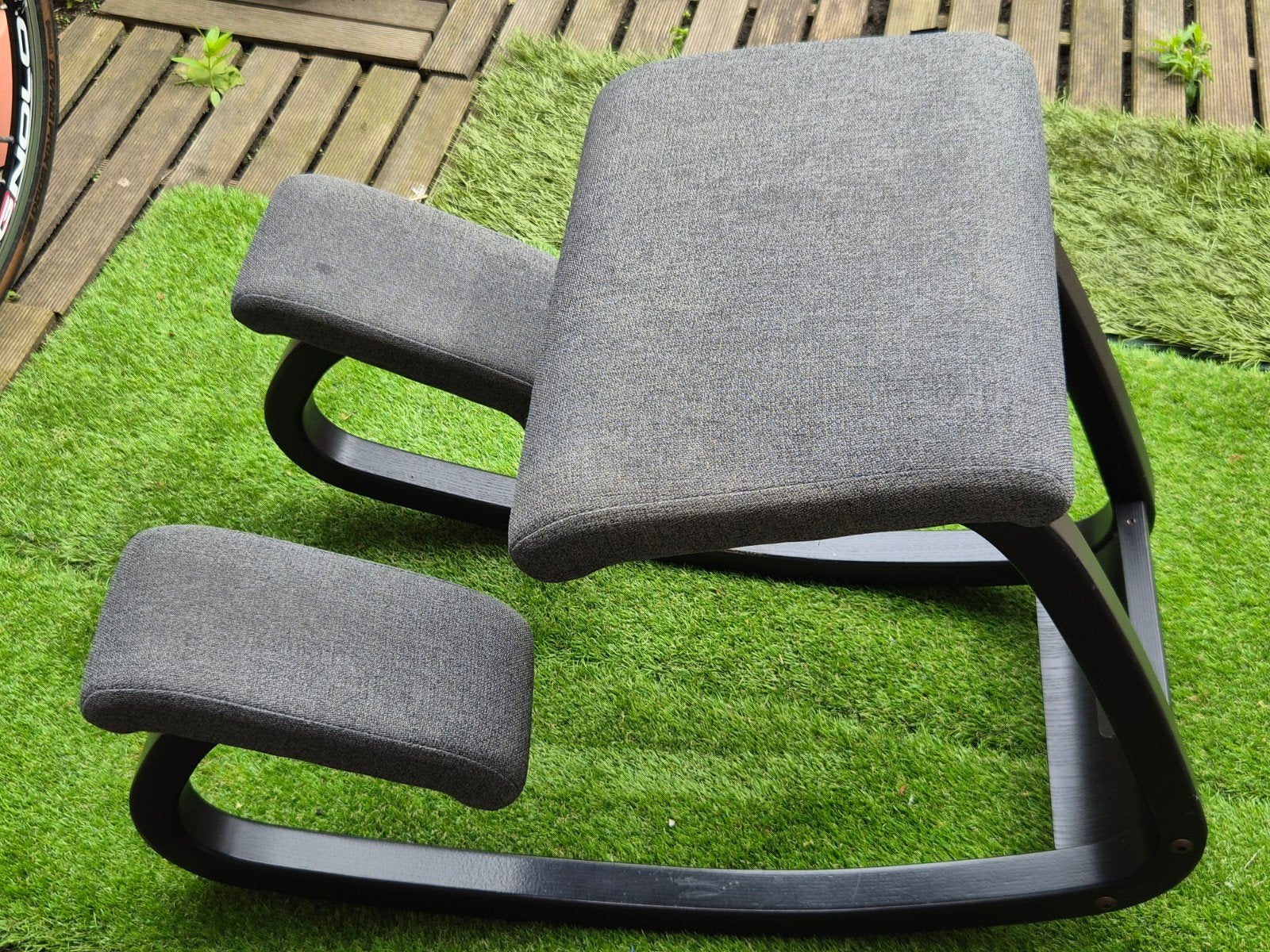 Varier Kniestoel Ergonomische Stoel - Hout & Polyester, Ophalen of Verzenden, Zo goed als nieuw, Stof, Eén