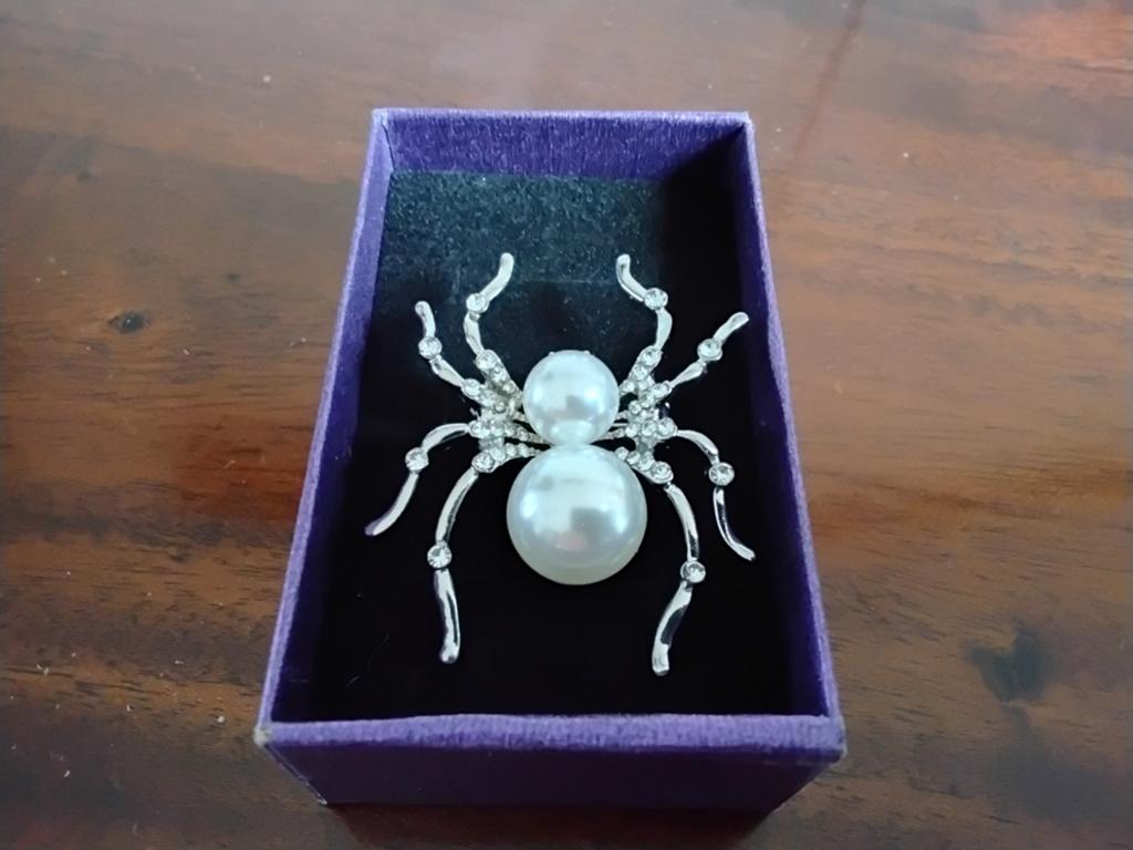 Een spinbroche  met parels, Overige materialen, Ophalen of Verzenden, Zo goed als nieuw, Met parel