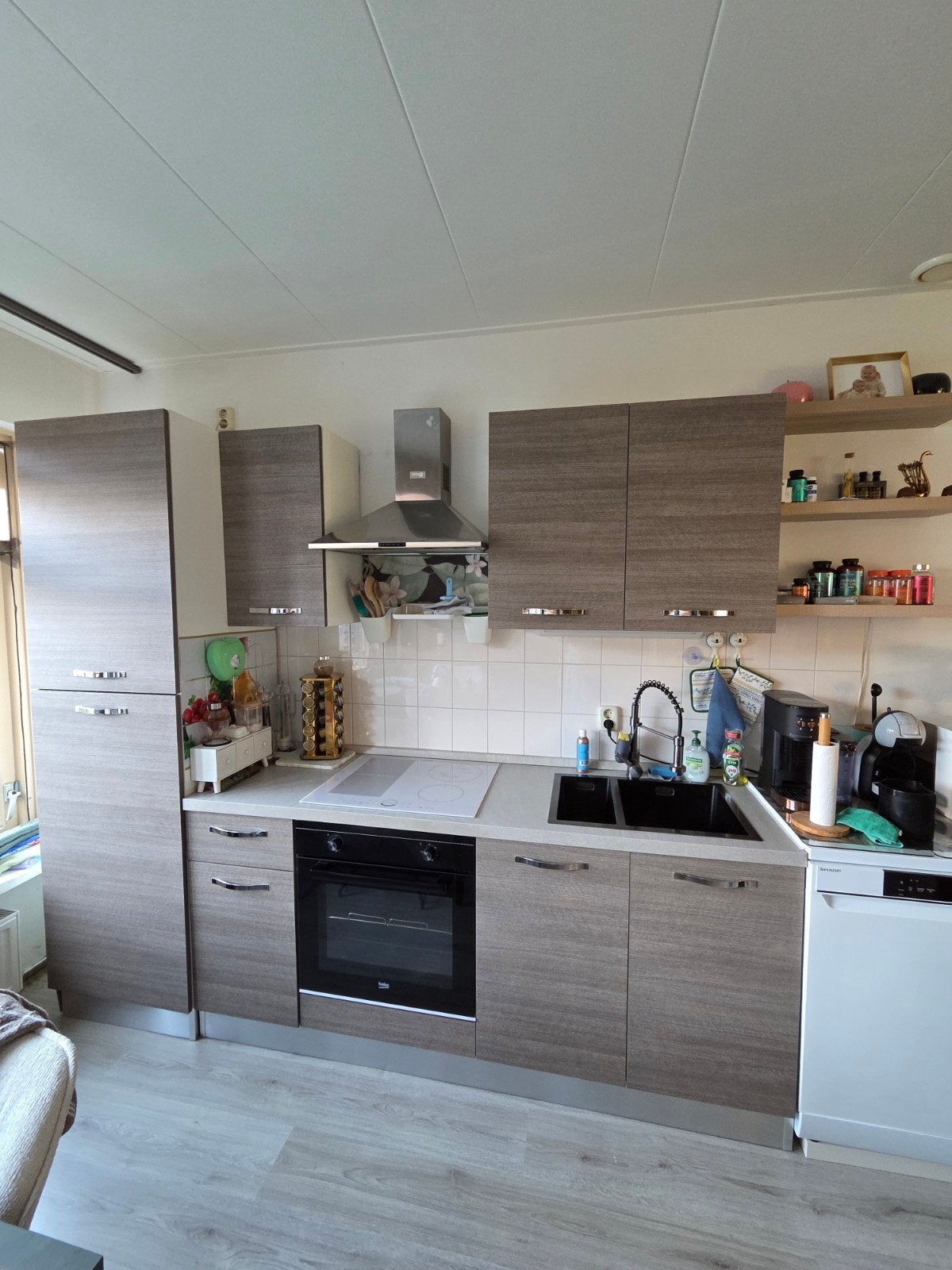 Moderne keuken met inbouwapparatuur, Ophalen, Gebruikt, Bruin, Enkelwandige keuken