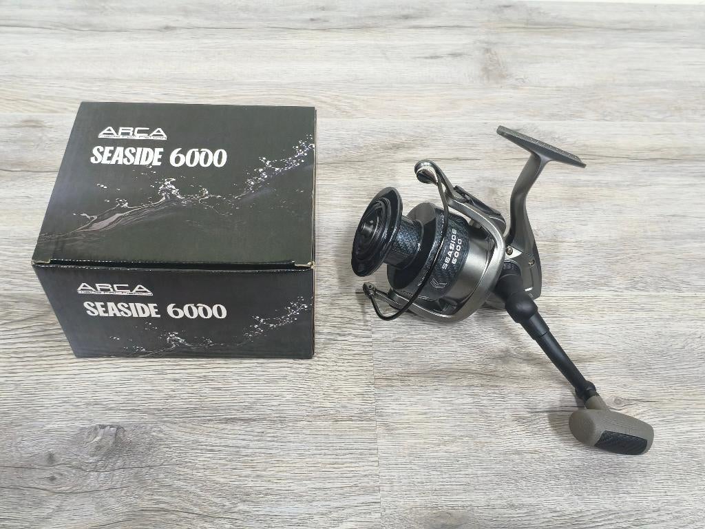 NIEUW Arca Seaside 6000 FD Zeemolen 1-Lager Carbonlook, Watersport en Boten, Hengelsport | Zeevissen, Ophalen of Verzenden, Nieuw