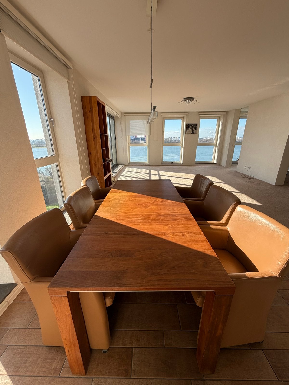 Leolux Eettafel (notenhout)met 6 Stoelen(leer), Huis en Inrichting, Ophalen, Teakhout, 50 tot 100 cm, Zo goed als nieuw
