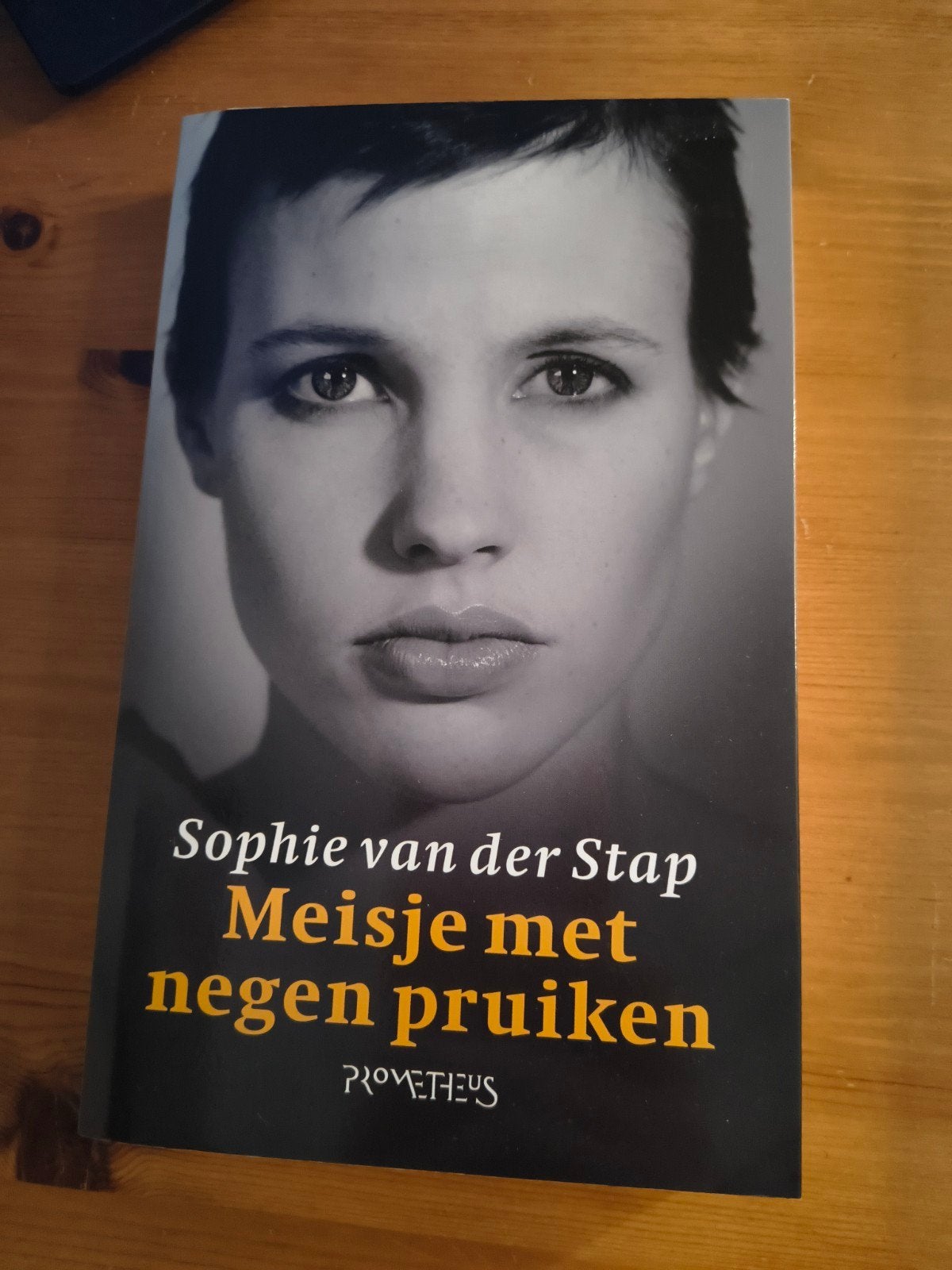 Sophie van der Stap - Meisje met negen pruiken, Ophalen of Verzenden, Zo goed als nieuw, Sophie van der Stap