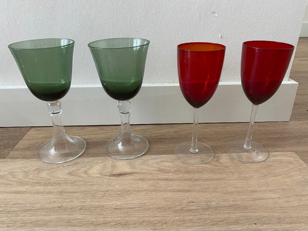 Wijnglazen gekleurd rood en groen, Verzamelen, Glas en Borrelglaasjes, Ophalen of Verzenden, Gebruikt, Overige typen