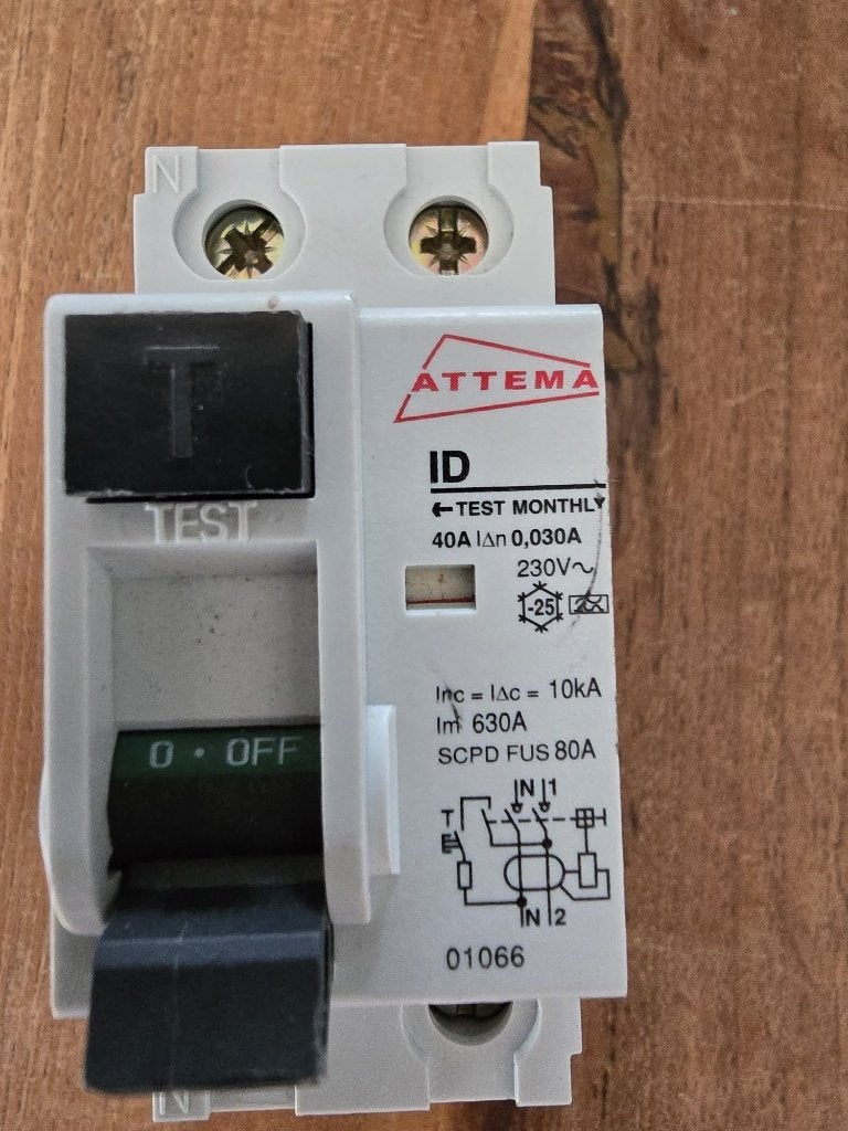 TE KOOP AARDLEKSCHAKELAAR ATTEMA 1 FASE, Ophalen of Verzenden, Zo goed als nieuw, Attema, Aardlekschakelaar