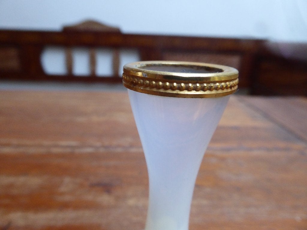 Vintage opaline vaasje met vergulde rand, 12 cm., Ophalen of Verzenden