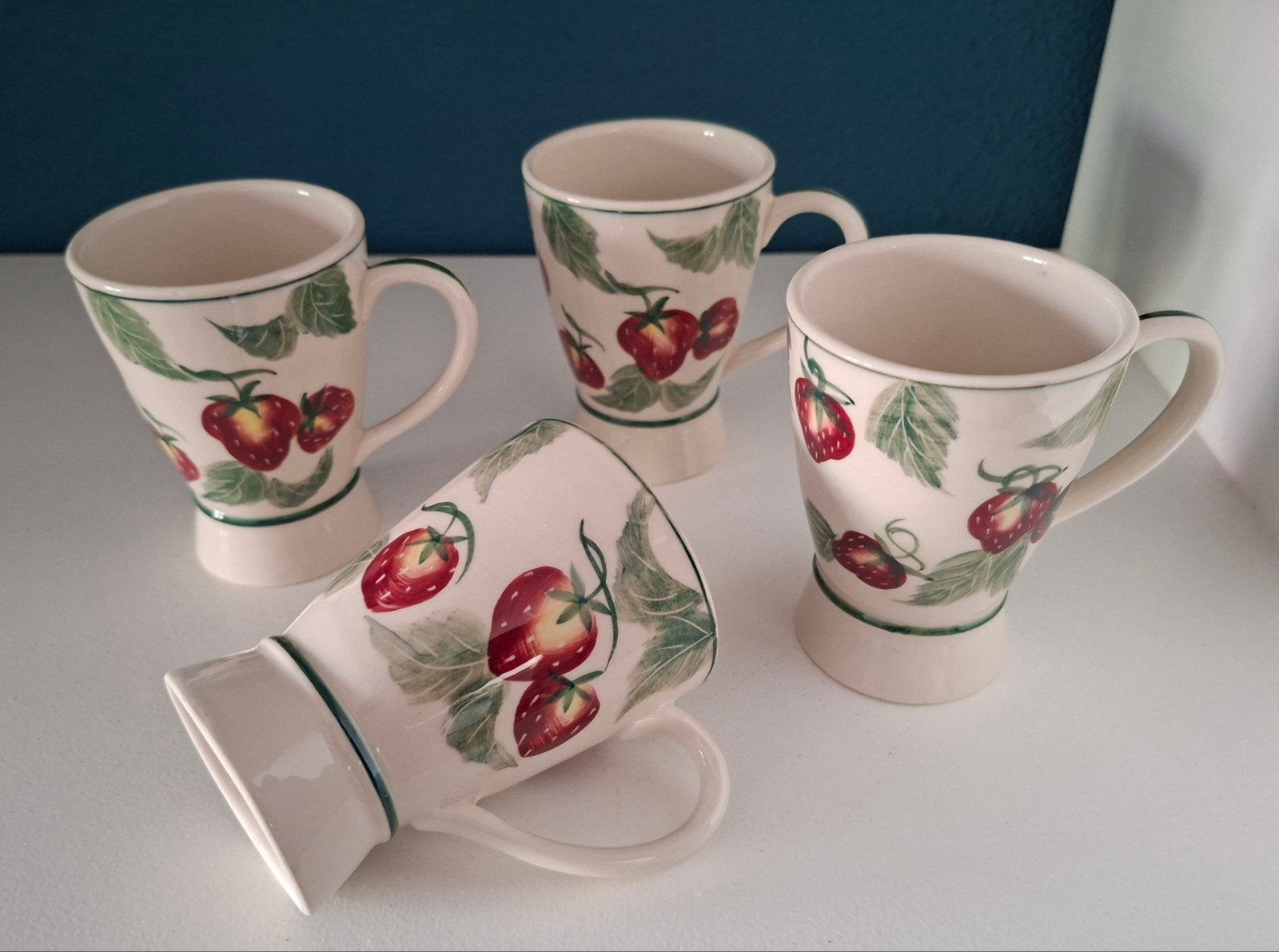 Vier mokjes met aardbeien - Mignon collection, Huis en Inrichting, Keuken | Servies, Ophalen of Verzenden, Zo goed als nieuw, Overige stijlen